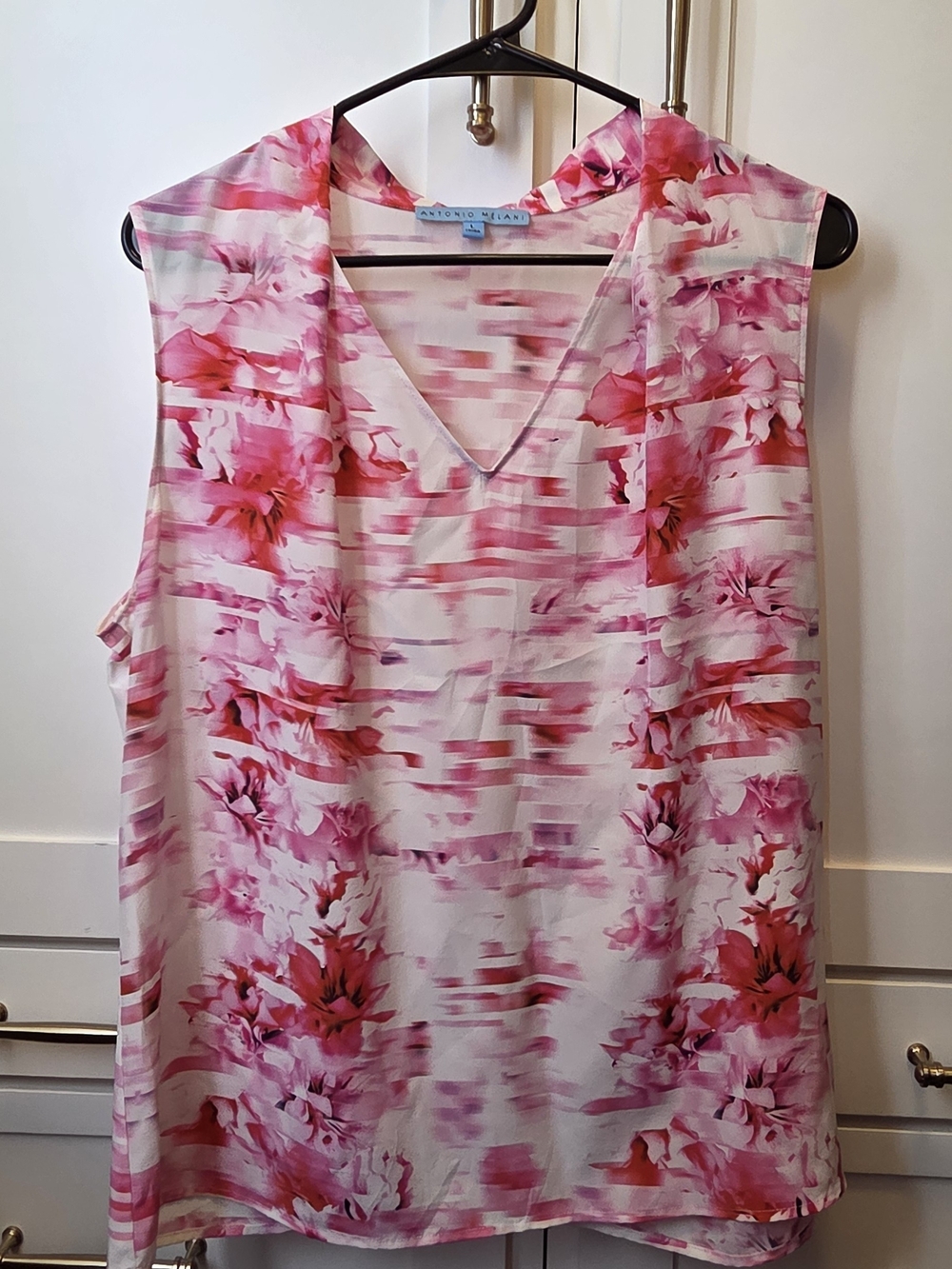 ANTONIO MELANI Pink and White Floral V-Neck Sleeveless Blouse